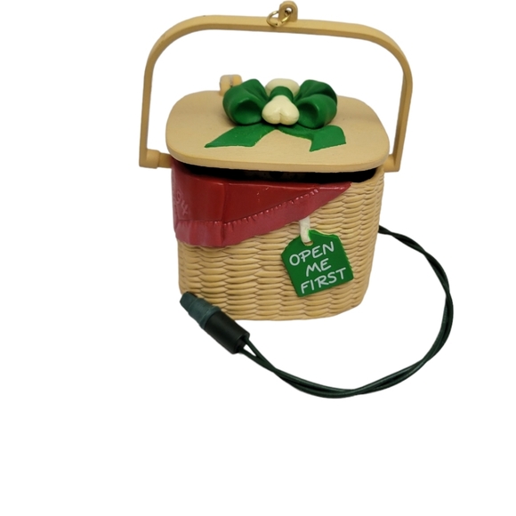 Vintage Hallmark Keepsake Magic Peekaboo Pup Motion 1994 - Picture 3 of 5